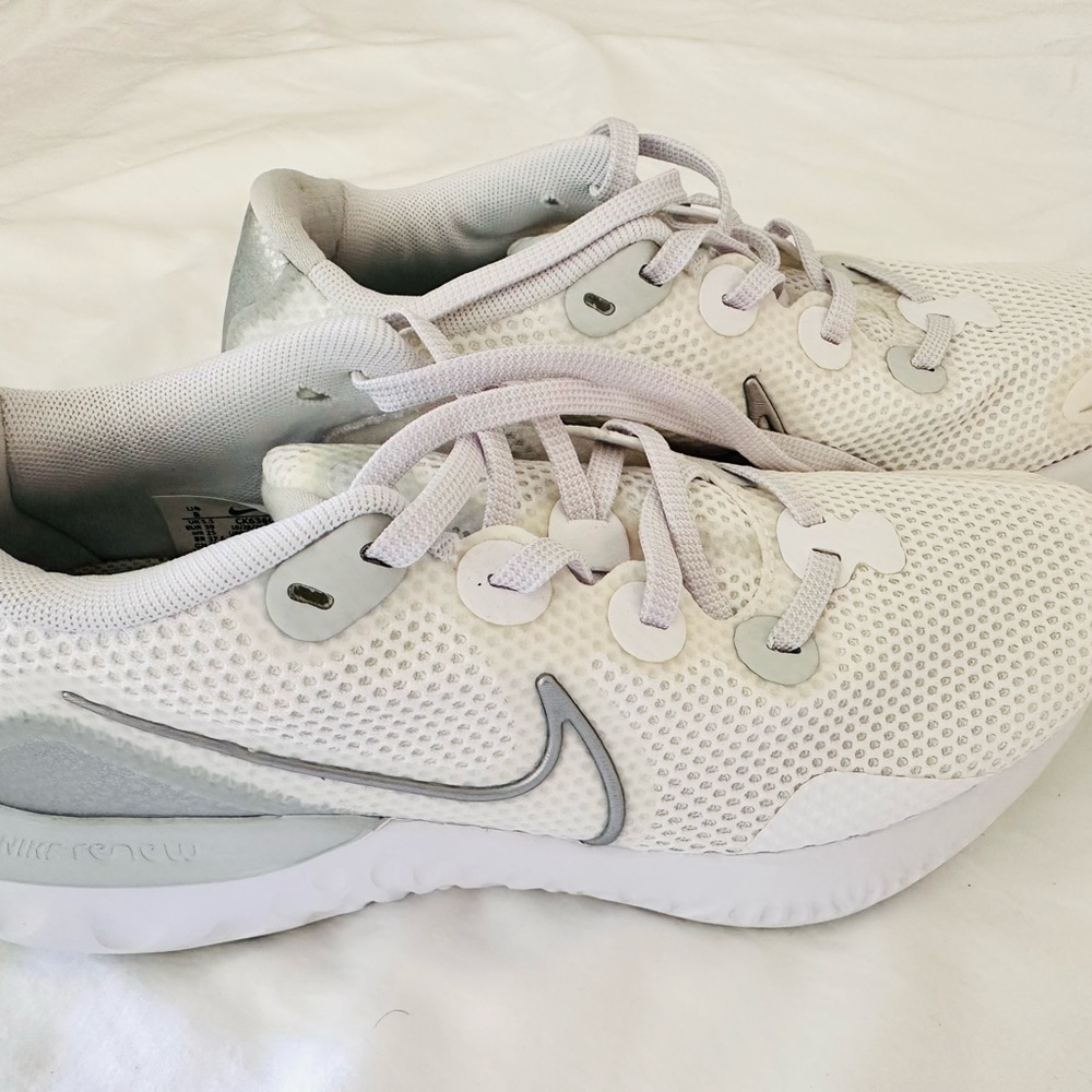 Women’s Nike court/tennis shoes size 8